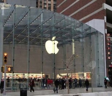 Apple a dat lovitura cu iPhone-urile 5S şi 5C